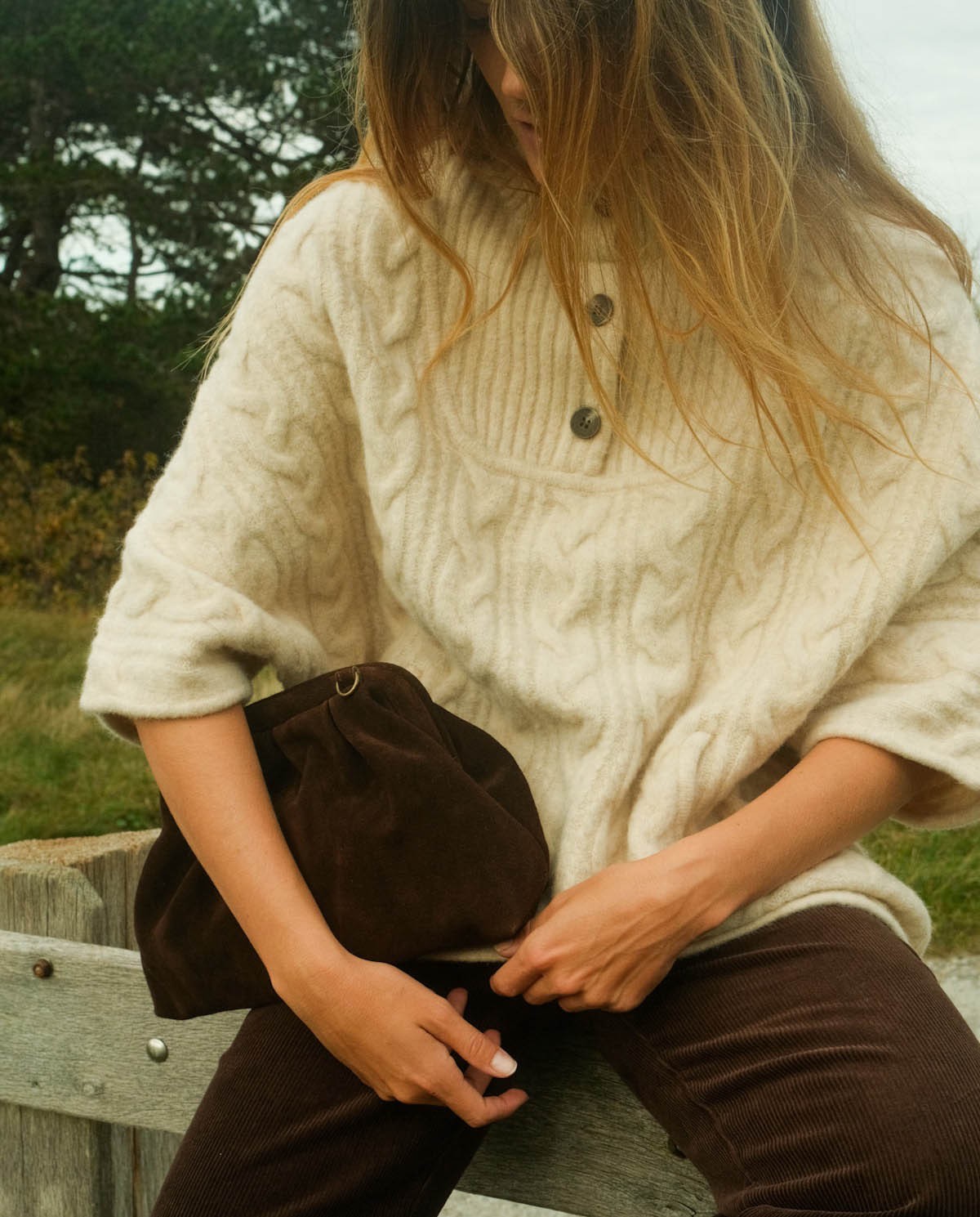 Poncho con lana trenzado crudo mujer Yerse - Detalle frontal 2