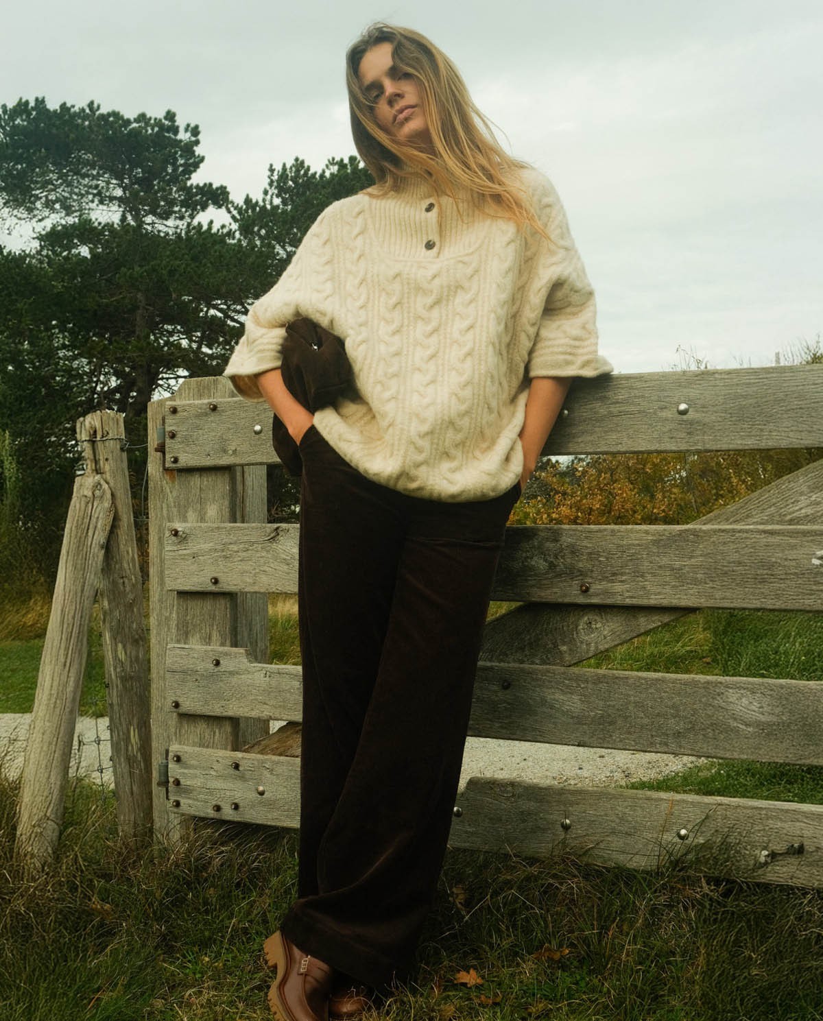 Poncho con lana trenzado crudo mujer Yerse - Detalle frontal 3