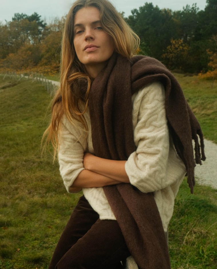 Chocolate wool-blend maxi scarf with fringe woman Yerse - Front view