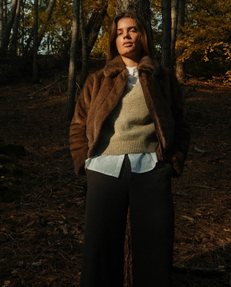 Beige merino-wool v-neck vest woman Yerse - Front view