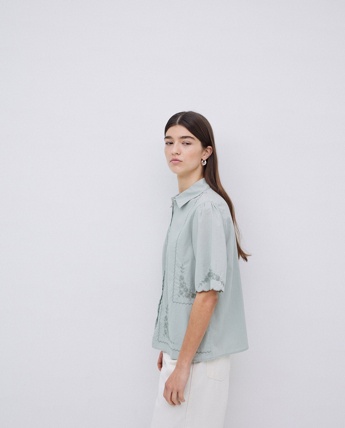 Camisa algodón bordados gris verdoso 2