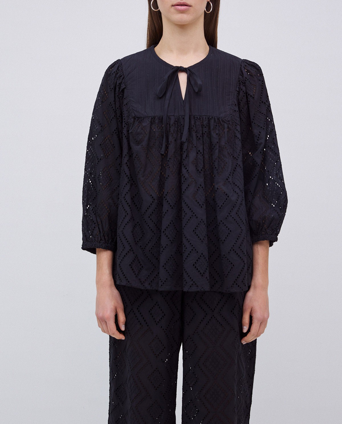 Pantalon wide leg noir avec broderie 2