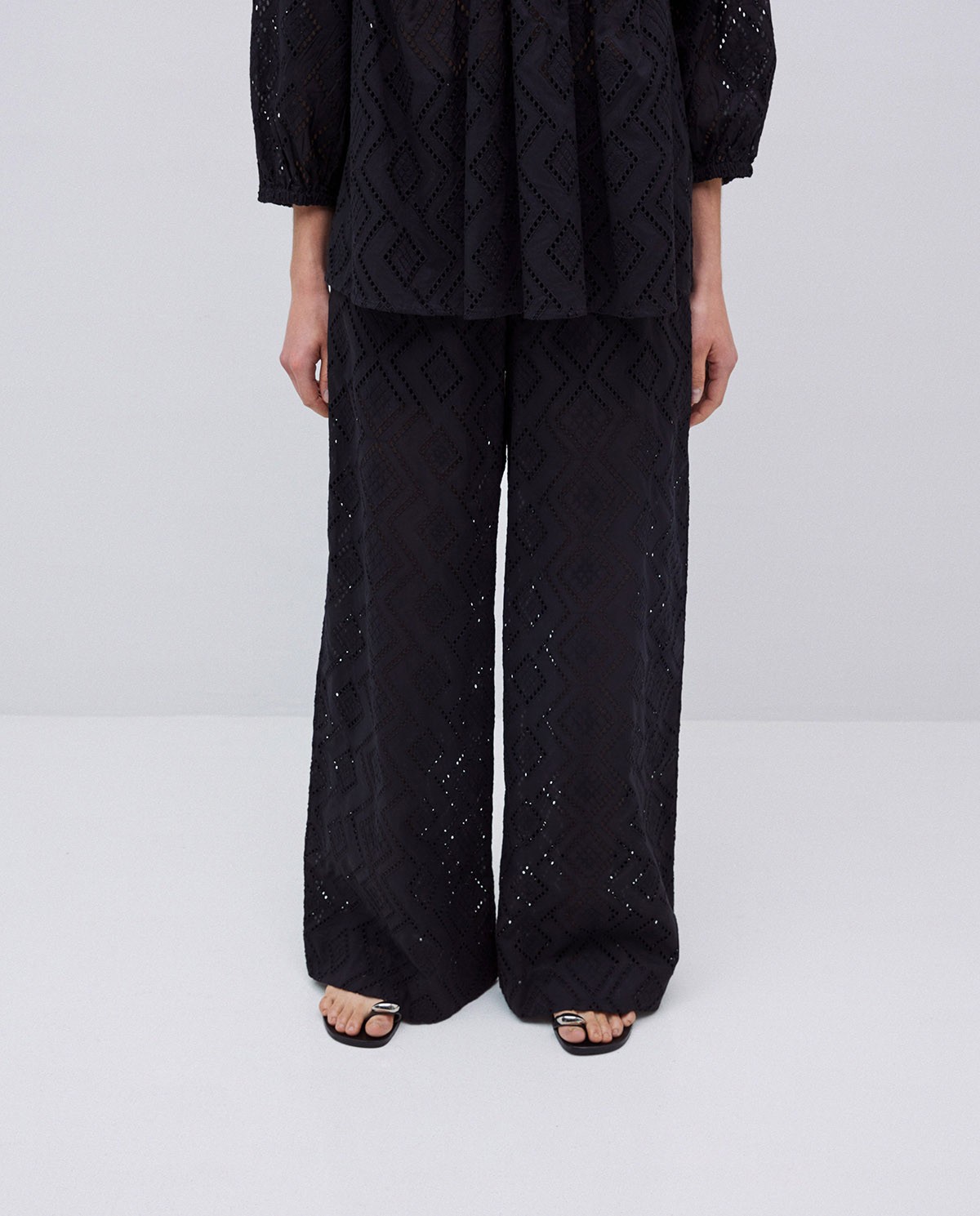 Pantalon wide leg noir avec broderie 1