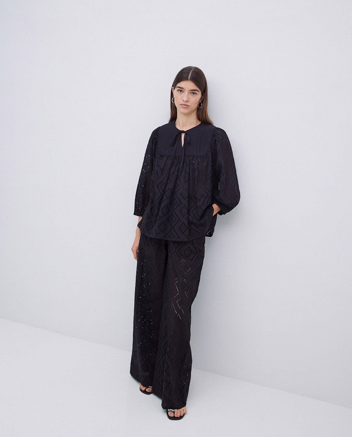 Pantalon wide leg noir avec broderie