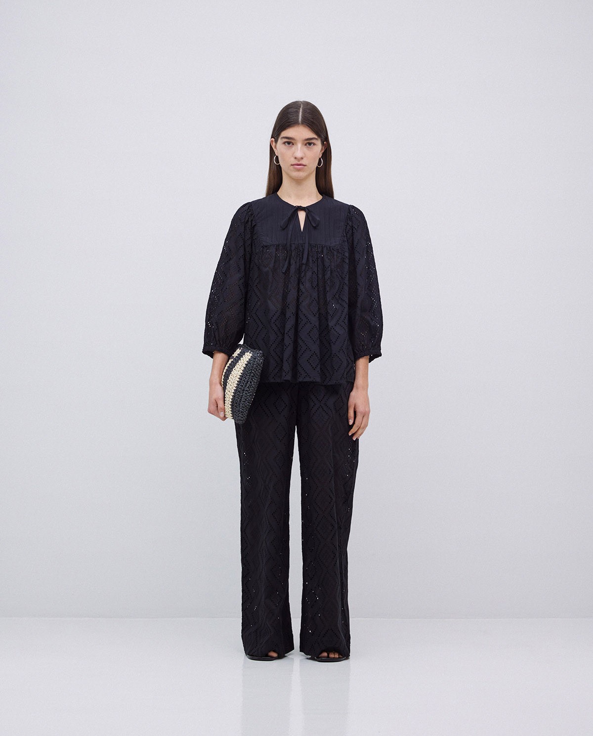 Pantalon wide leg noir avec broderie 3