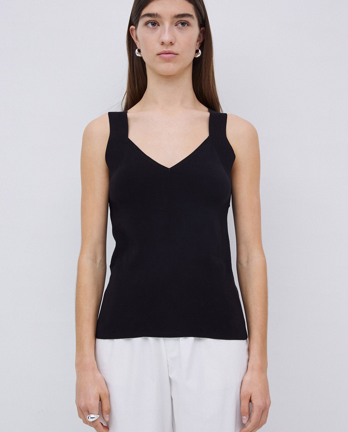 Top escote pico tirantes anchos negro 3