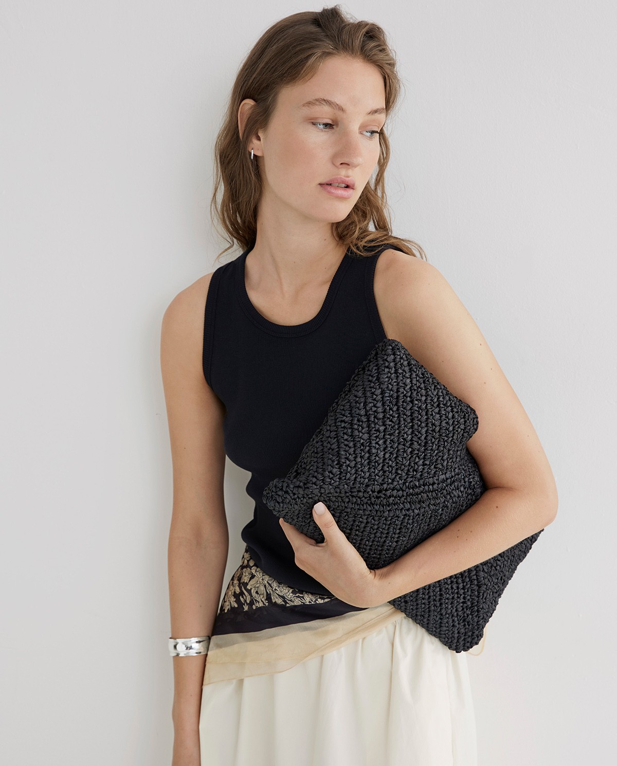 Top algodón orgánico canalé en color negro, vista frontal con detalle del tejido 3