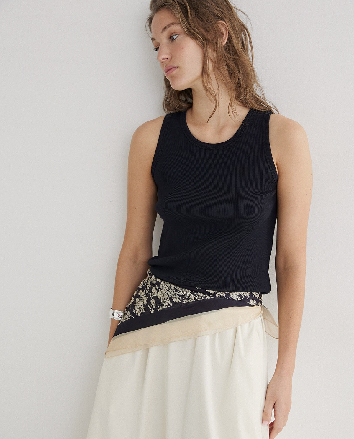 Top algodón orgánico canalé en color negro, vista frontal con detalle del tejido