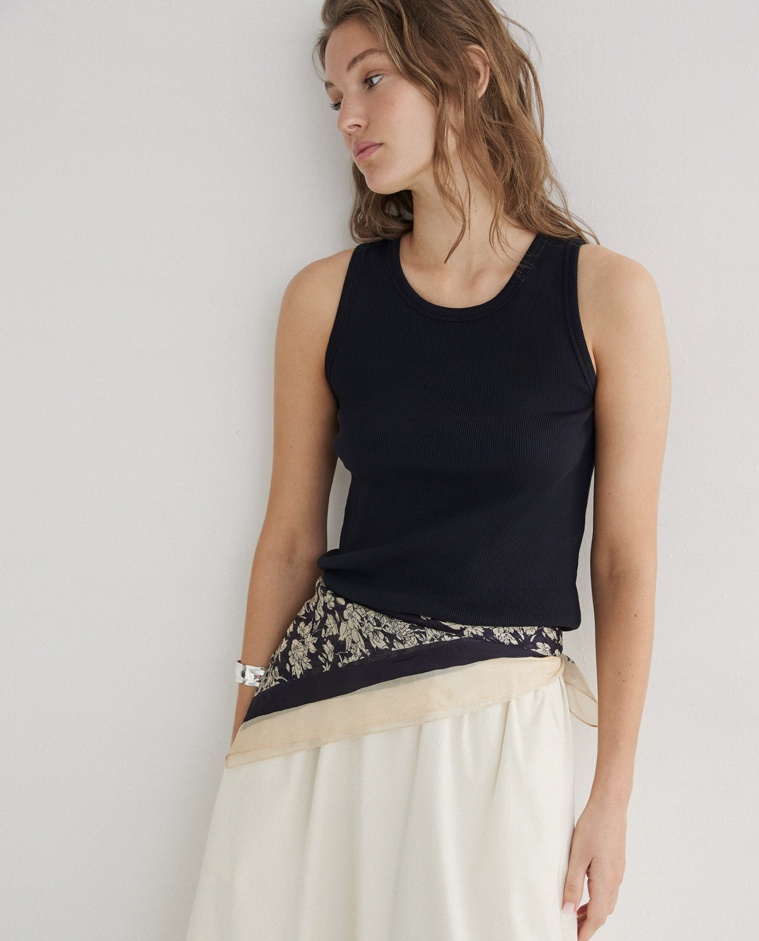 Top algodón orgánico canalé en color negro, vista frontal con detalle del tejido