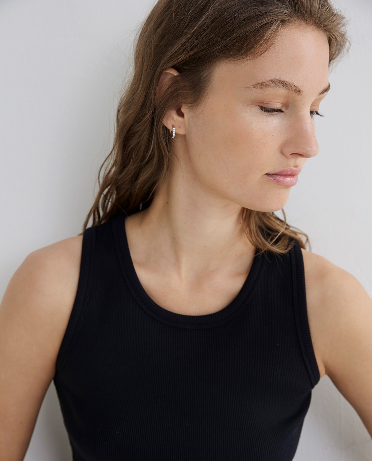 Top algodón orgánico canalé en color negro, vista frontal con detalle del tejido 1