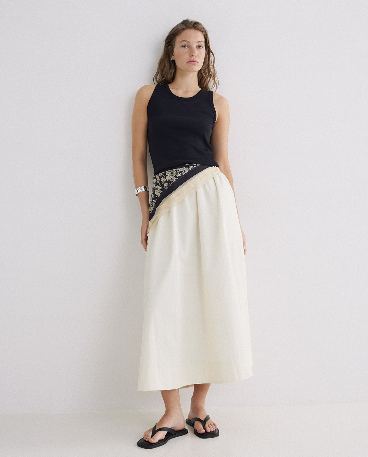 Top algodón orgánico canalé en color negro, vista frontal con detalle del tejido 2