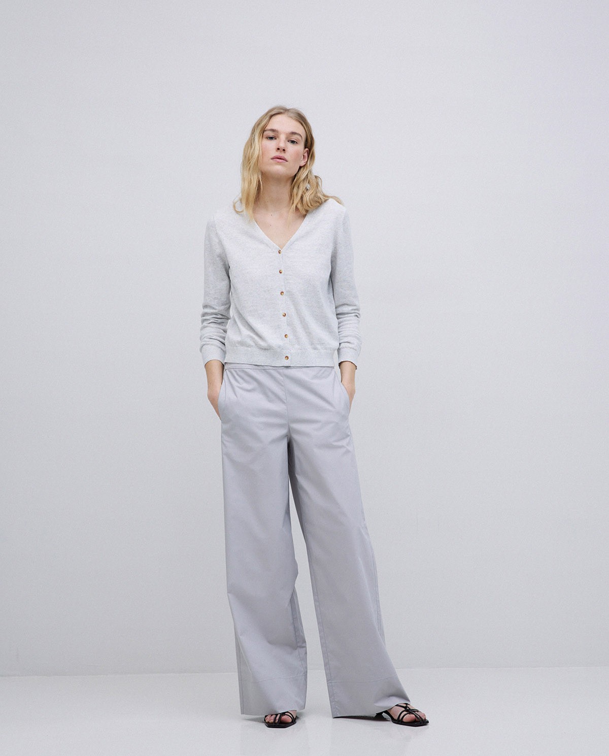 Cárdigan escote pico gris 4