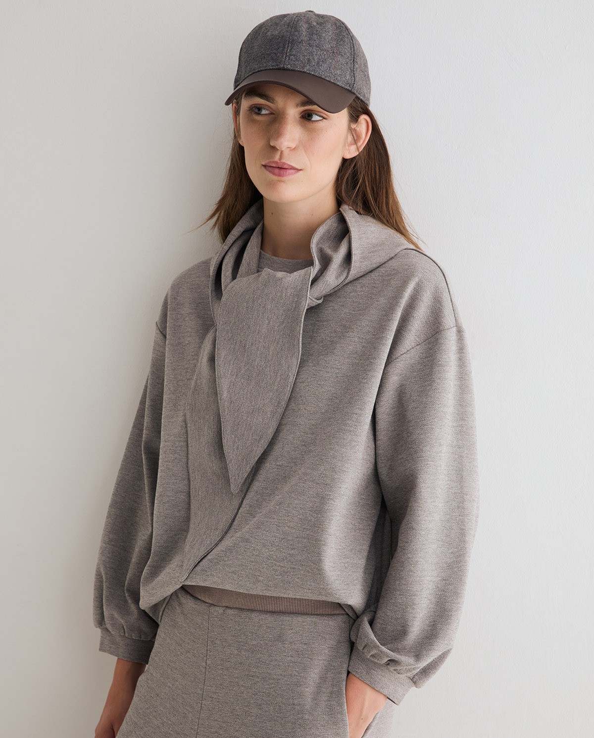 Sudadera oversize con capucha extraíble en color gris, vista frontal con detalle del tejido interlock 8