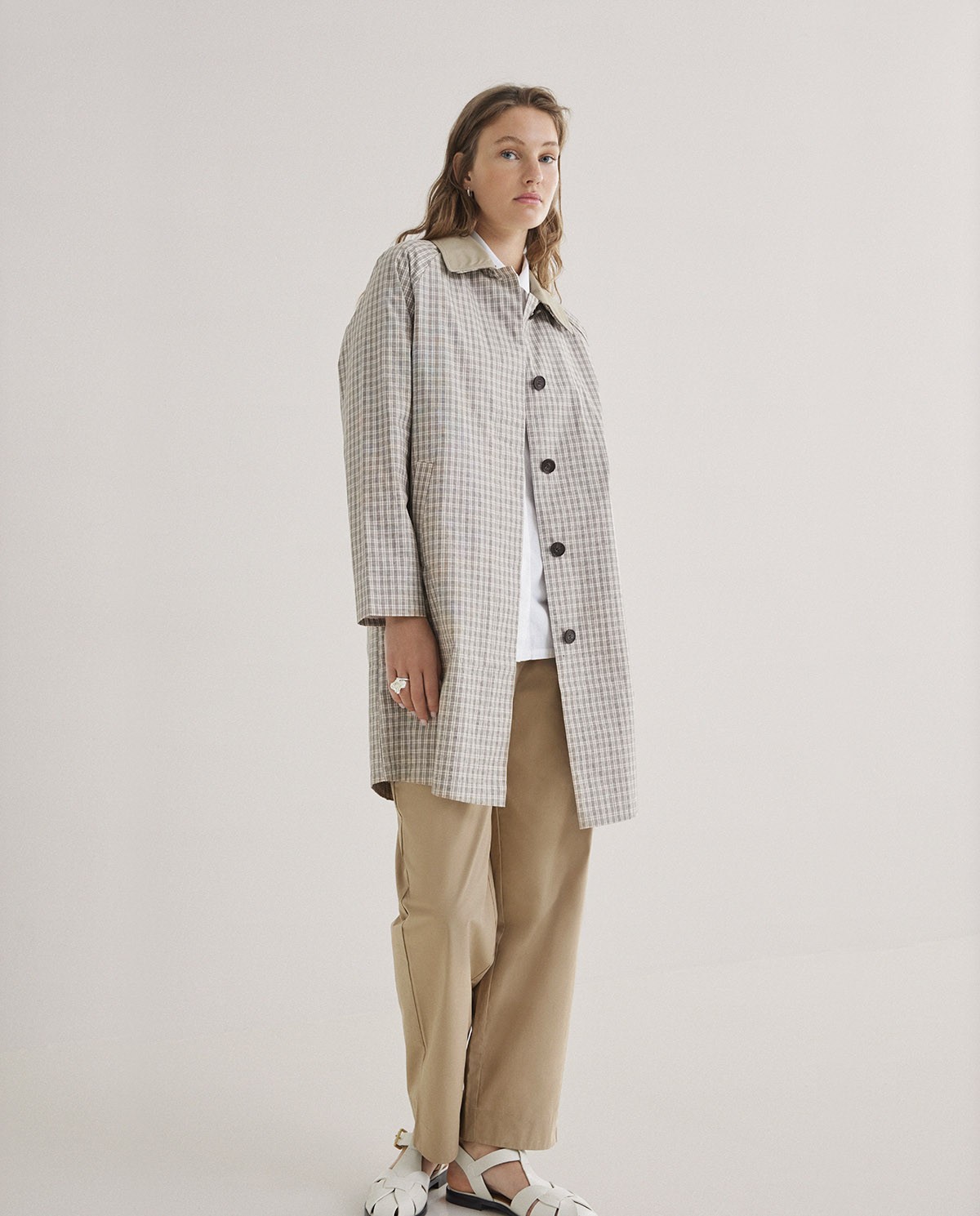 Gabardina water repellent cuadros en color crudo, vista frontal con detalle del tejido 8