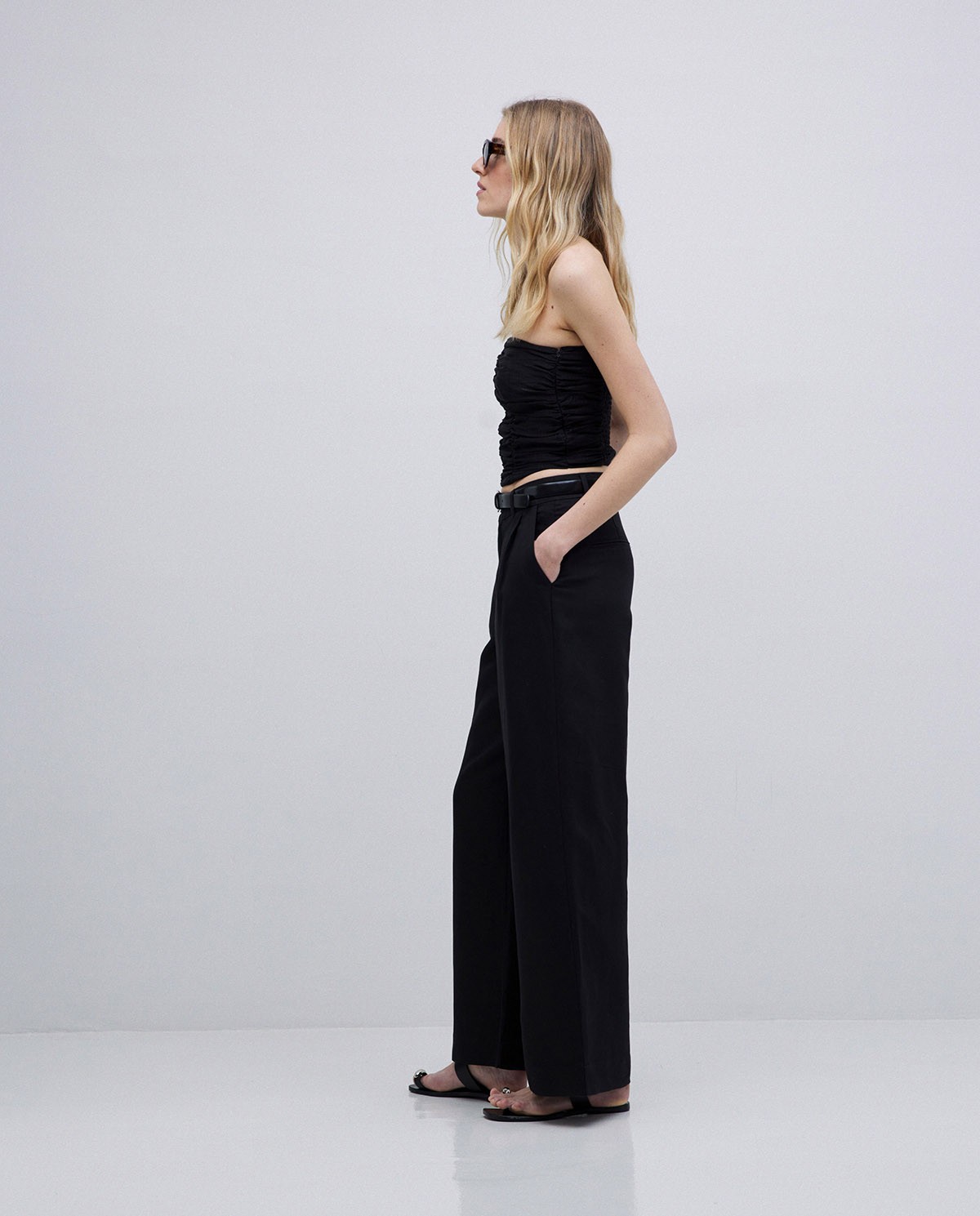 Top drapé noir épaules nues 3