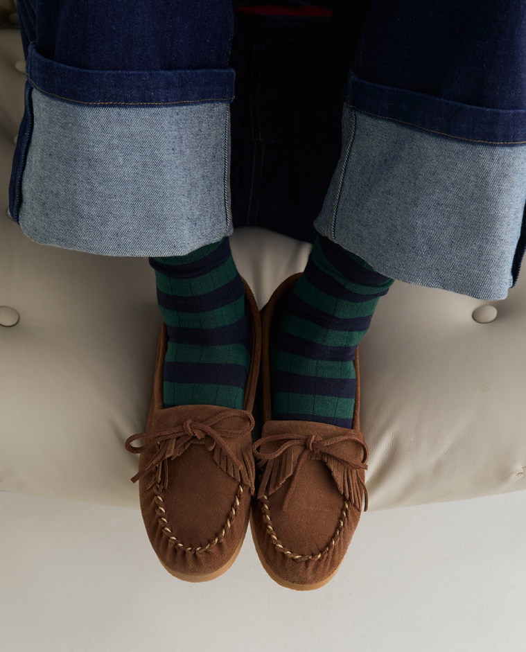Mocasín de serraje con flecos en color visón