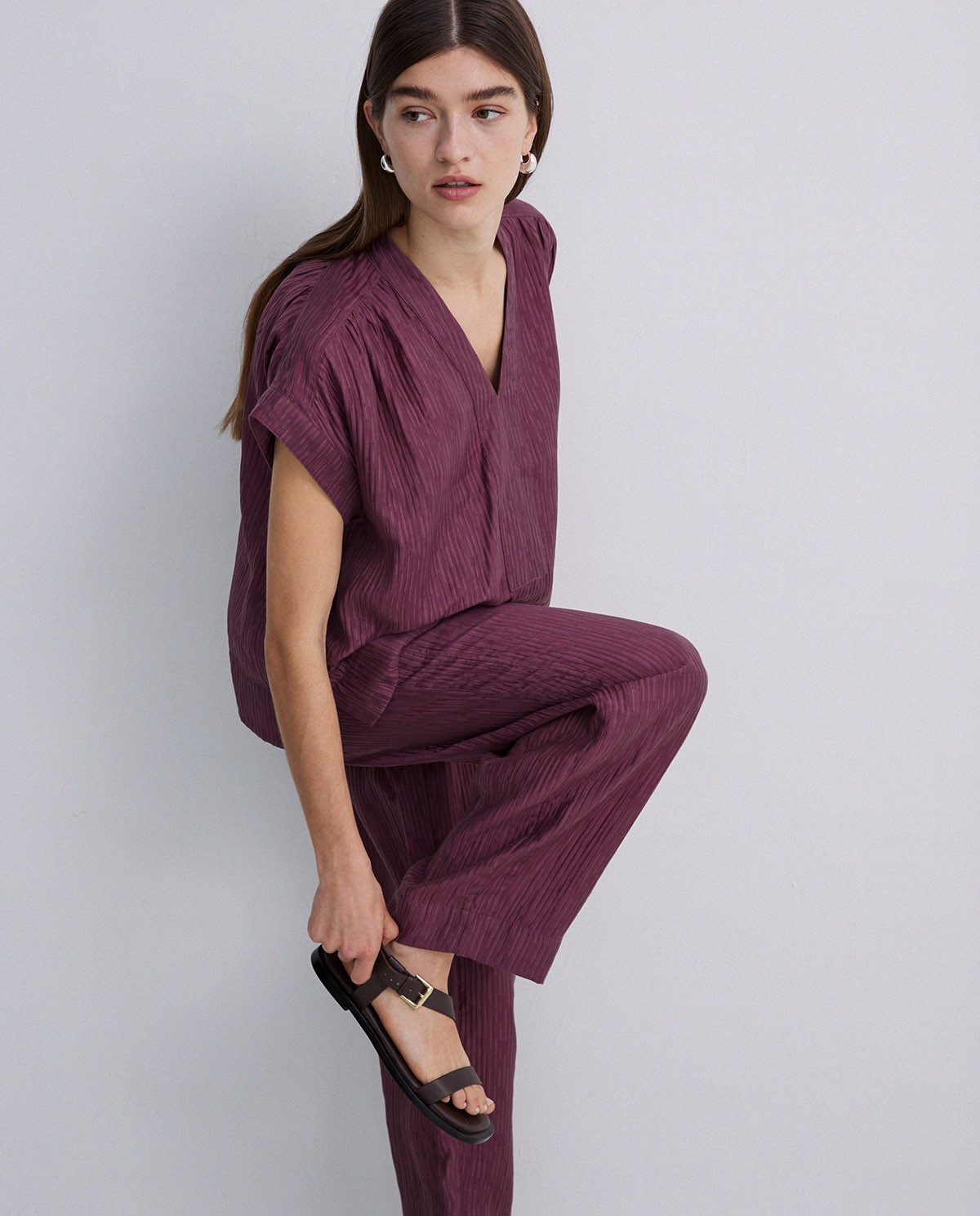Blusa ondulaciones cuello pico berenjena