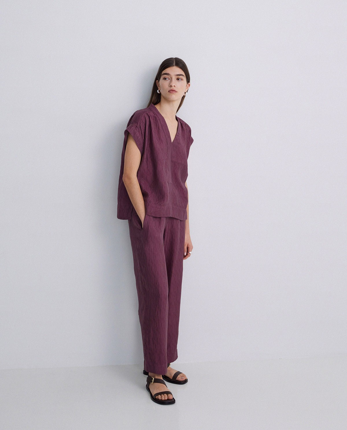 Pantalones wide leg ondulaciones berenjena