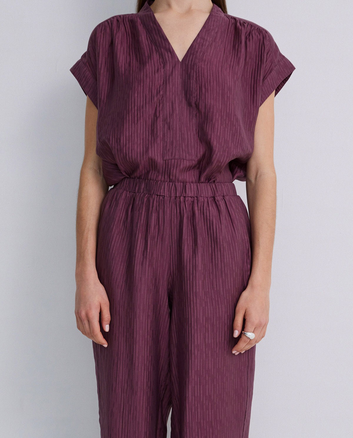 Pantalones wide leg ondulaciones berenjena