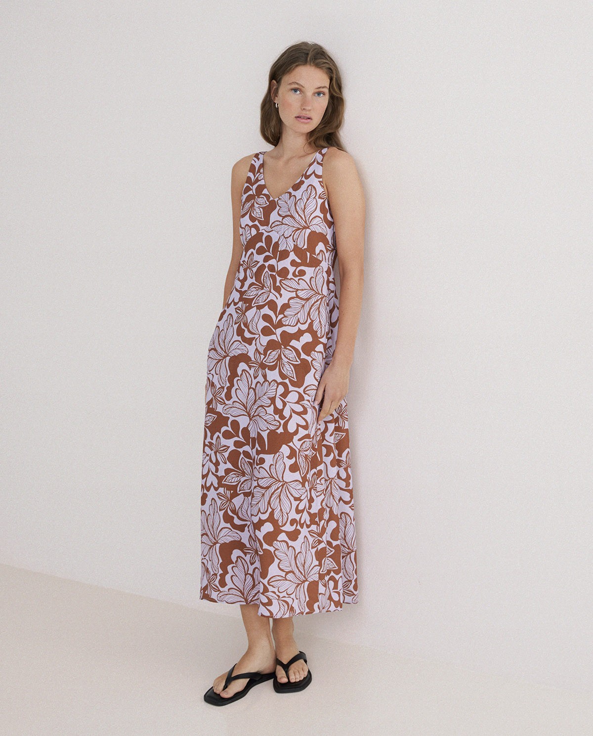 Vestido largo sin mangas estampado en color malva, vista frontal con detalle del tejido