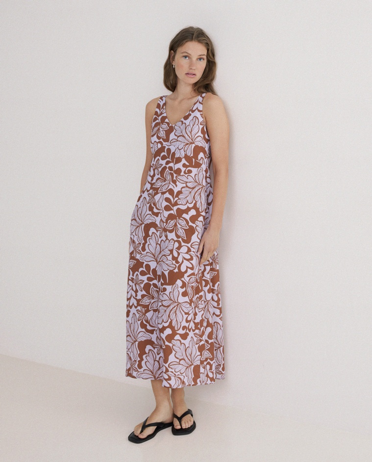 Vestido largo sin mangas estampado en color malva, vista frontal con detalle del tejido