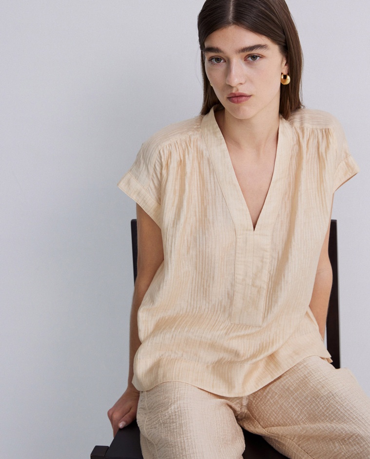 Blusa ondulaciones cuello pico vainilla - Blusa tejido mezcla de <strong>lyocell</strong>