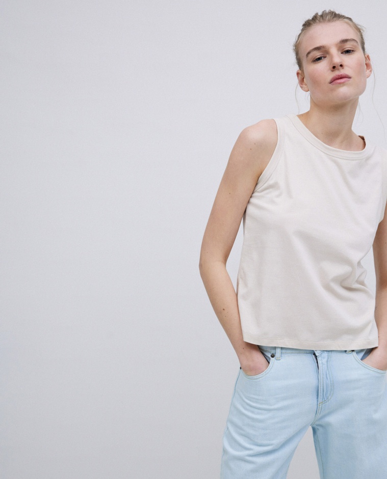 Top básico escote redondo beige