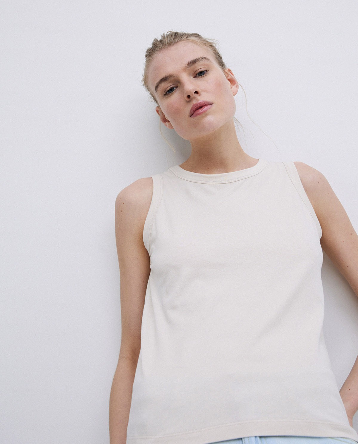 Top básico escote redondo beige 2