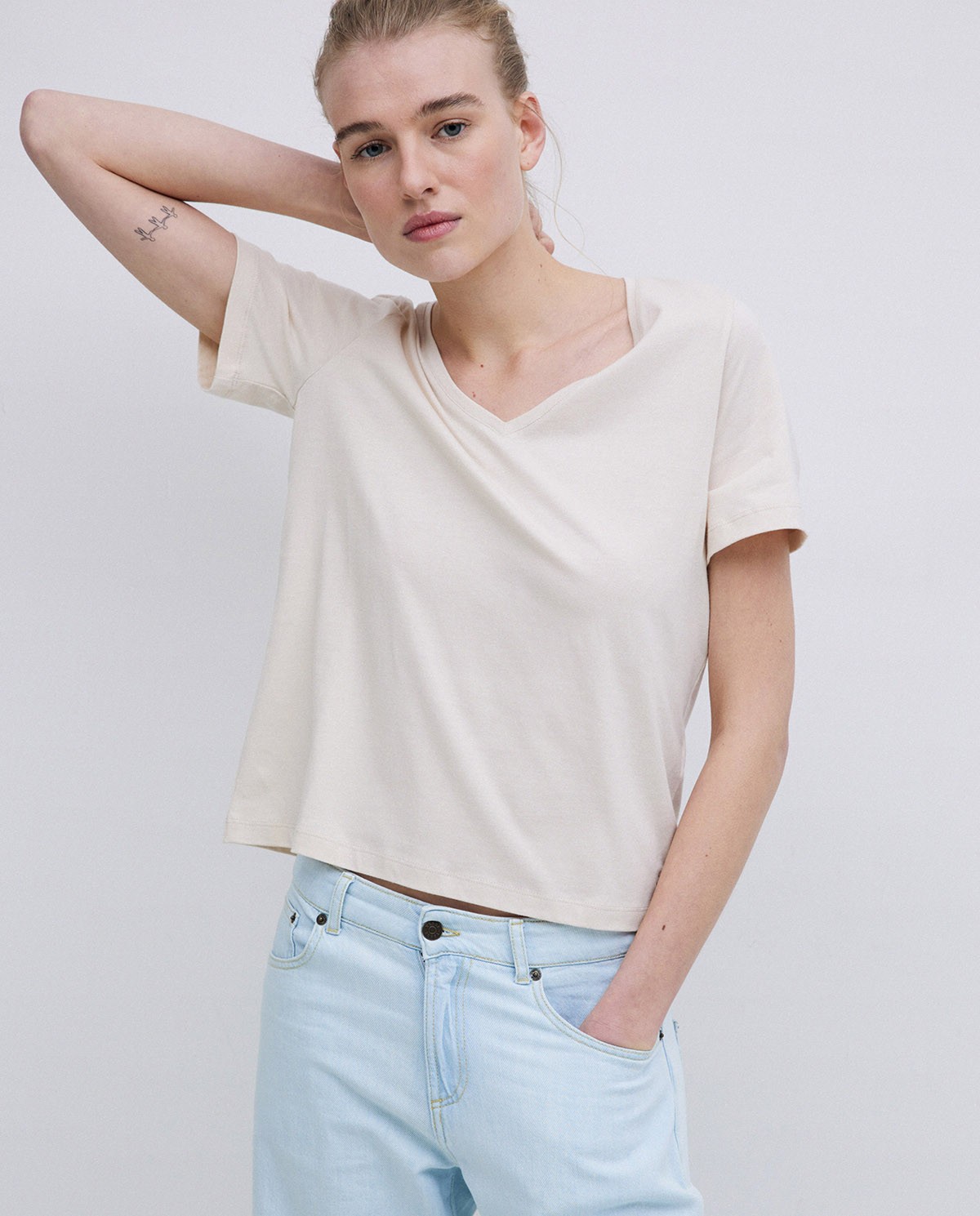 Camiseta básica cuello pico beige 1