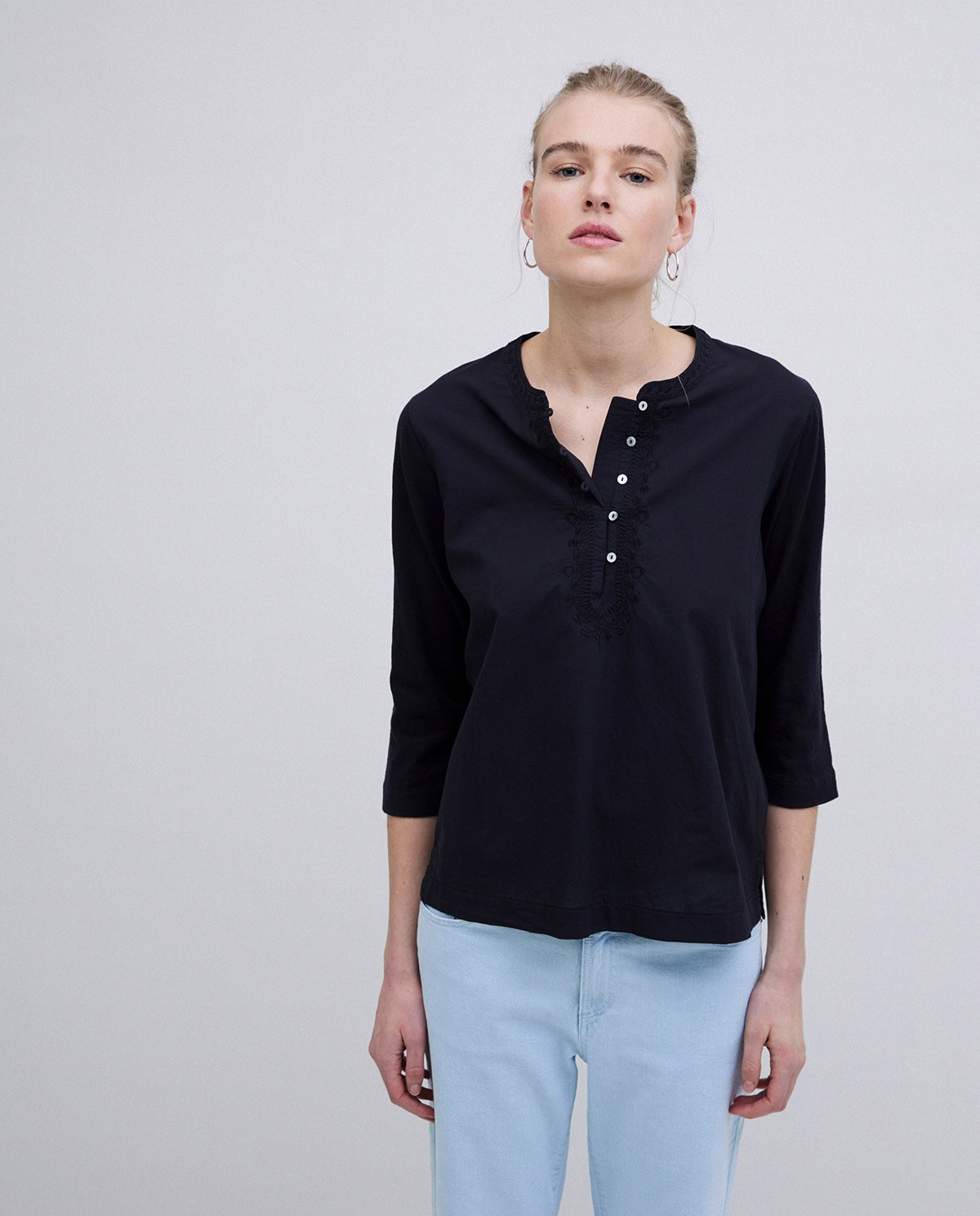 Camiseta escote panadero bordado negro 1