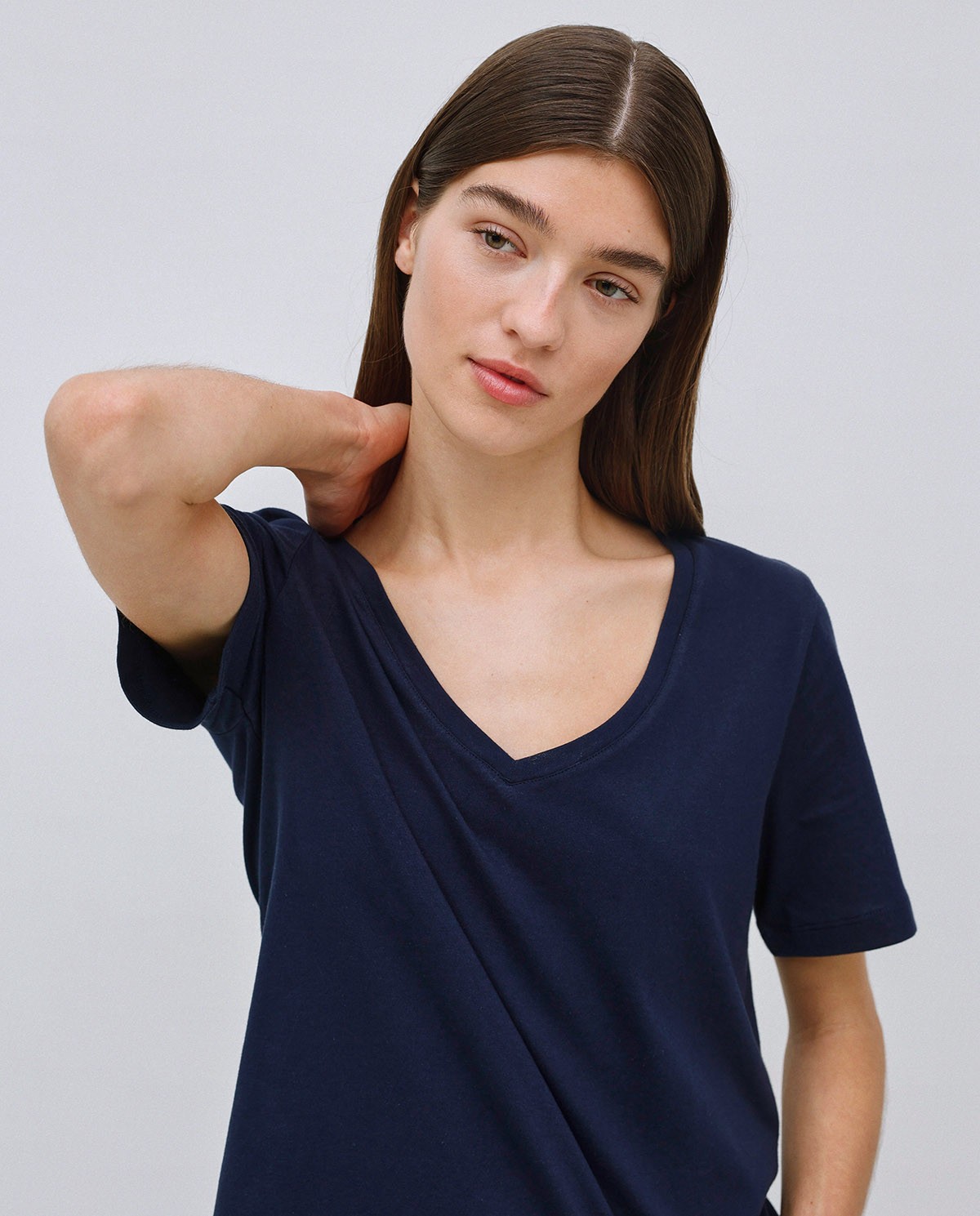Camiseta básica cuello pico azul oscuro