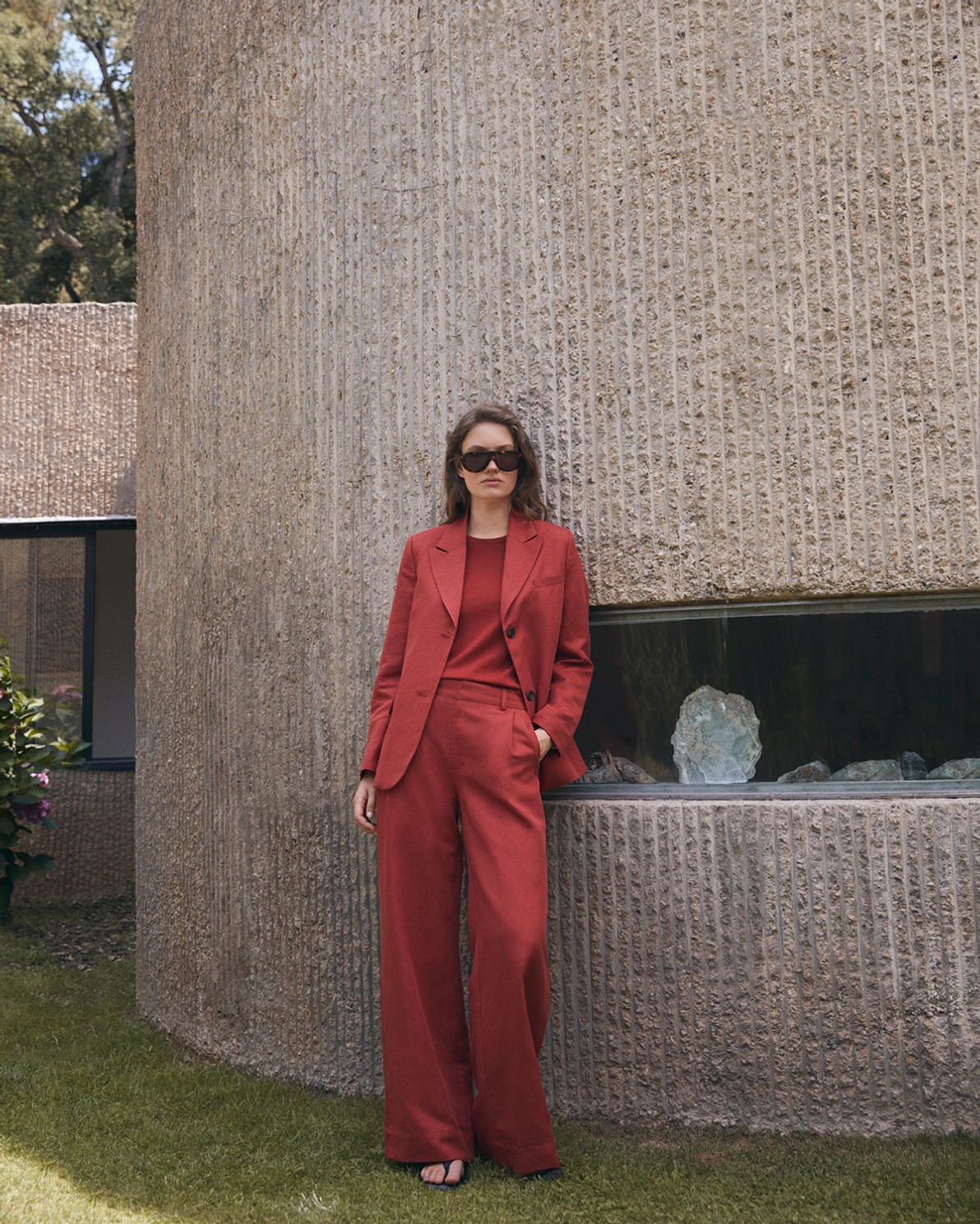 Blazer mezcla lino con botones en color burdeos, vista frontal con detalle del tejido 3