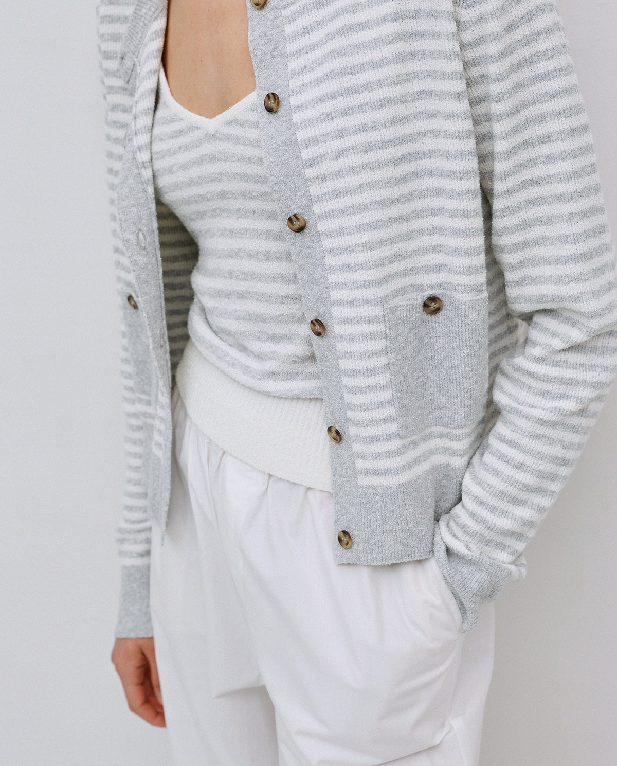 Cardigan à rayures en coton gris 1