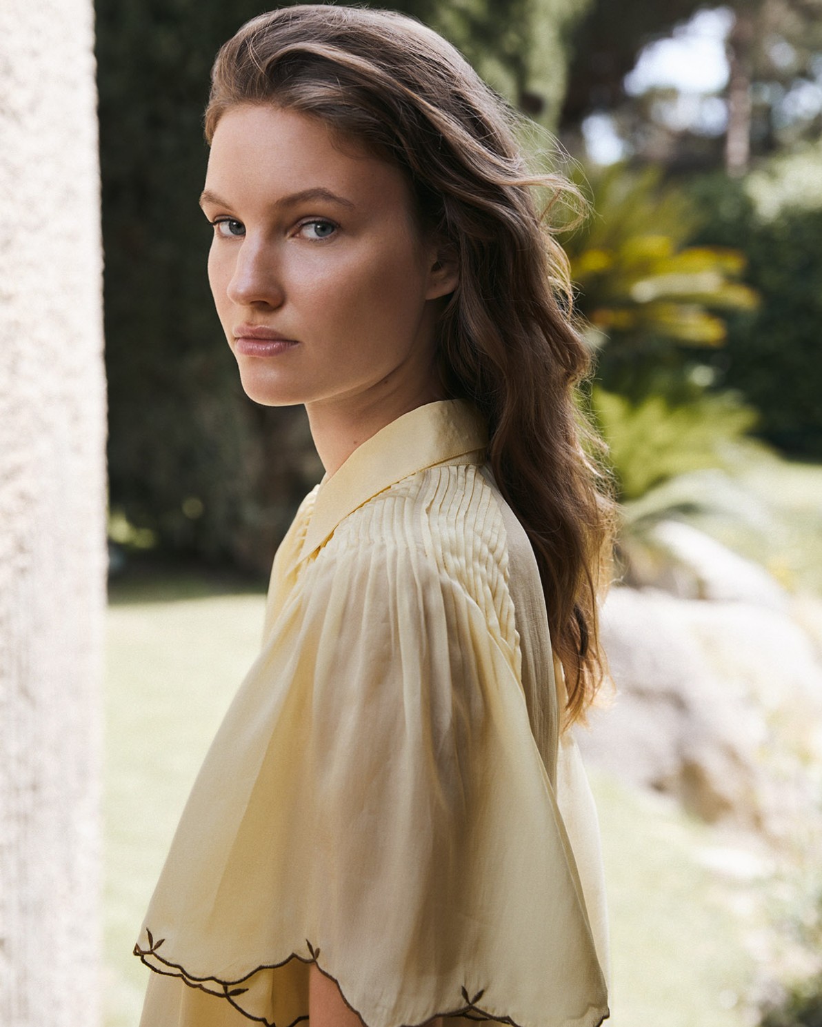 Blusa romántica bordados en color vainilla, vista frontal con detalle del tejido