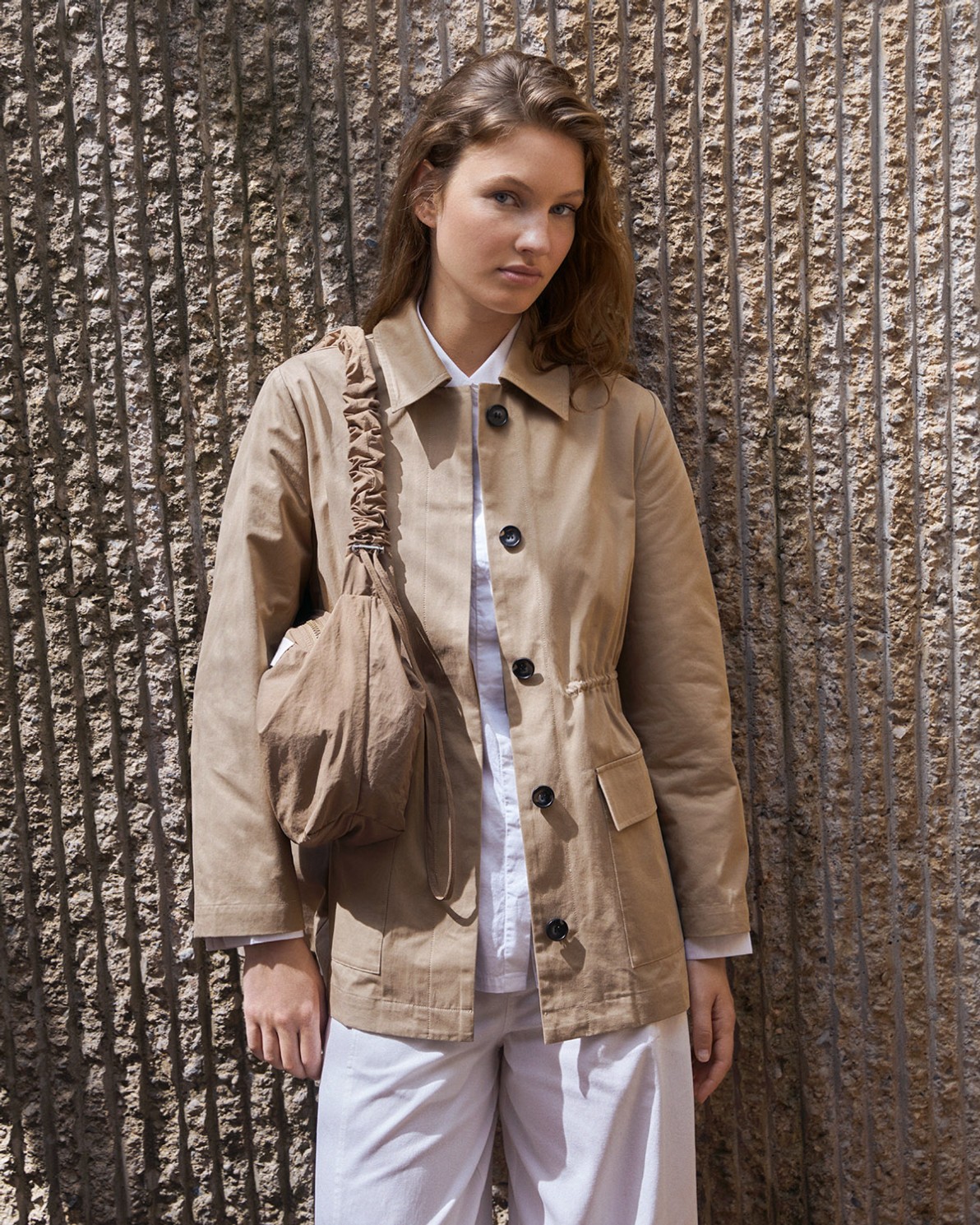 Gabardina corta 100% algodón en color camel, vista frontal con detalle del tejido 3