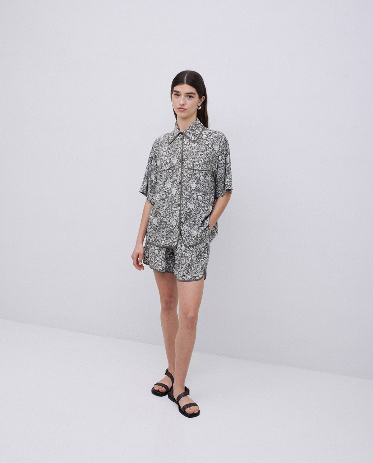 Camisa fluida floral caqui 6