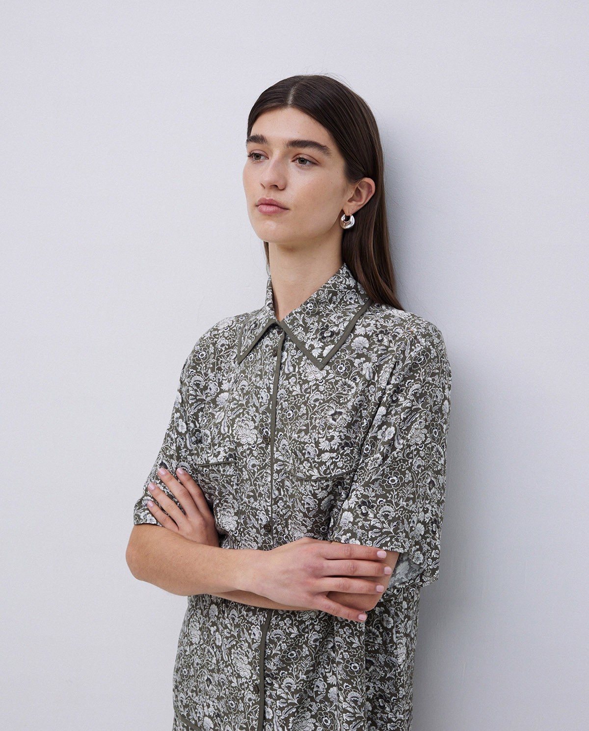 Camisa fluida floral caqui 2