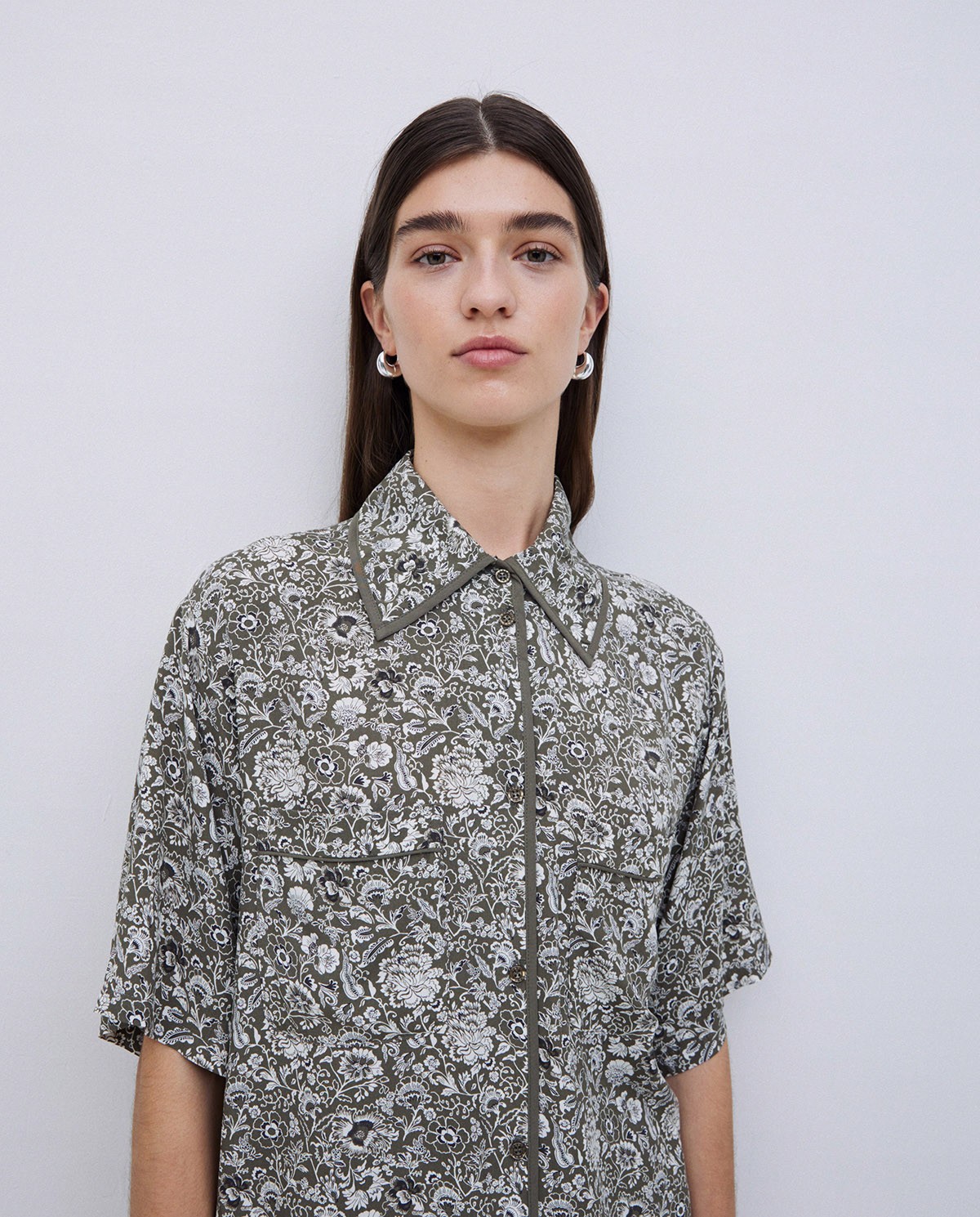 Camisa fluida floral caqui 4