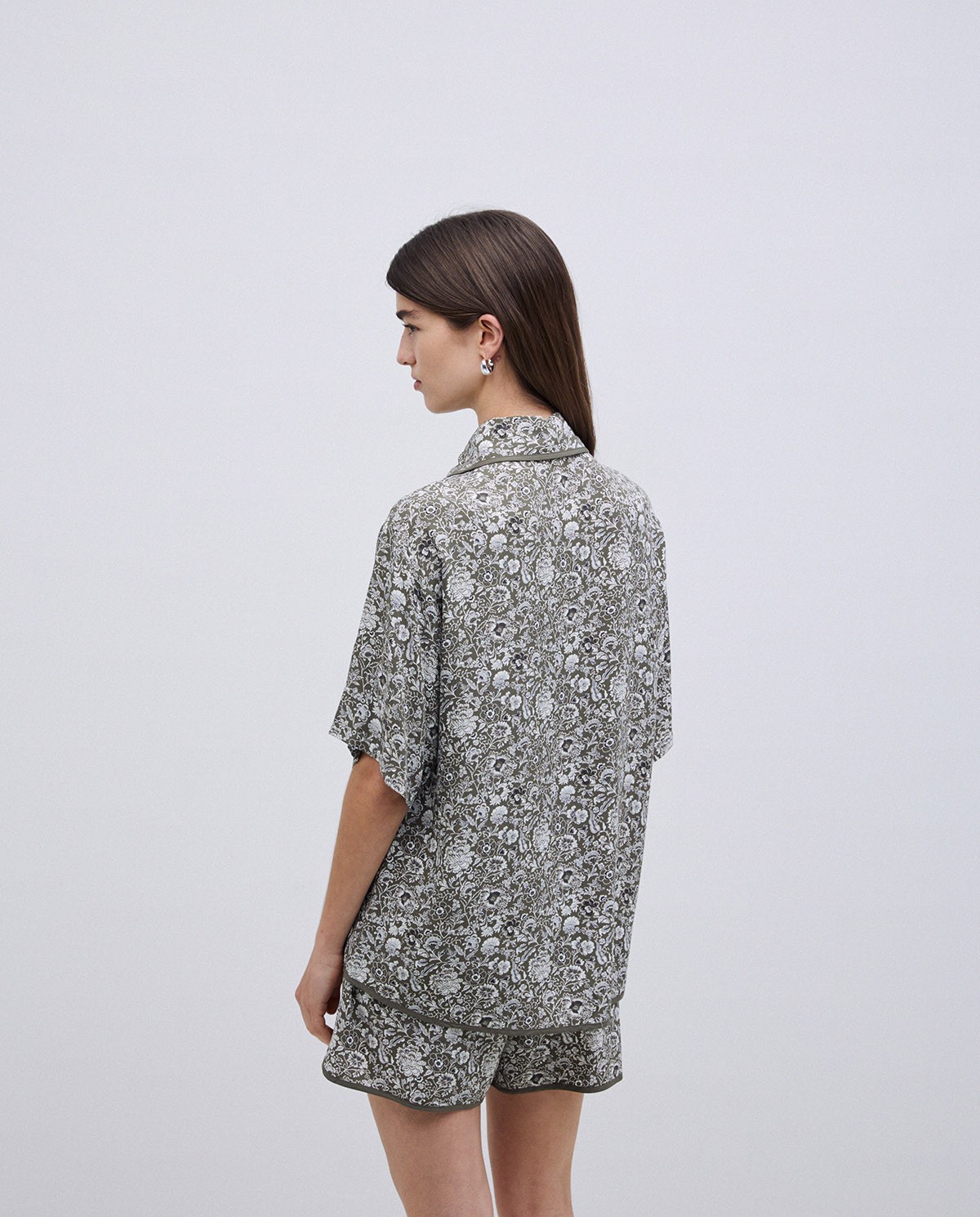 Camisa fluida floral caqui 5