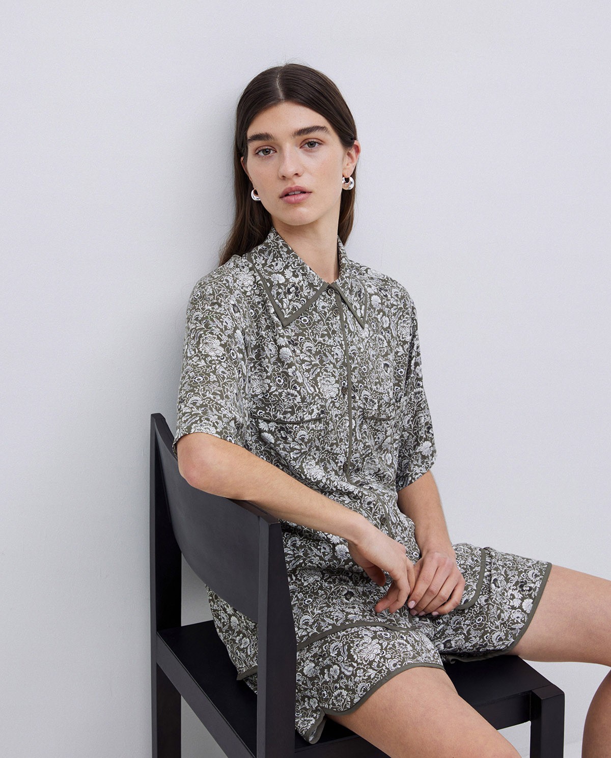 Camisa fluida floral caqui 1