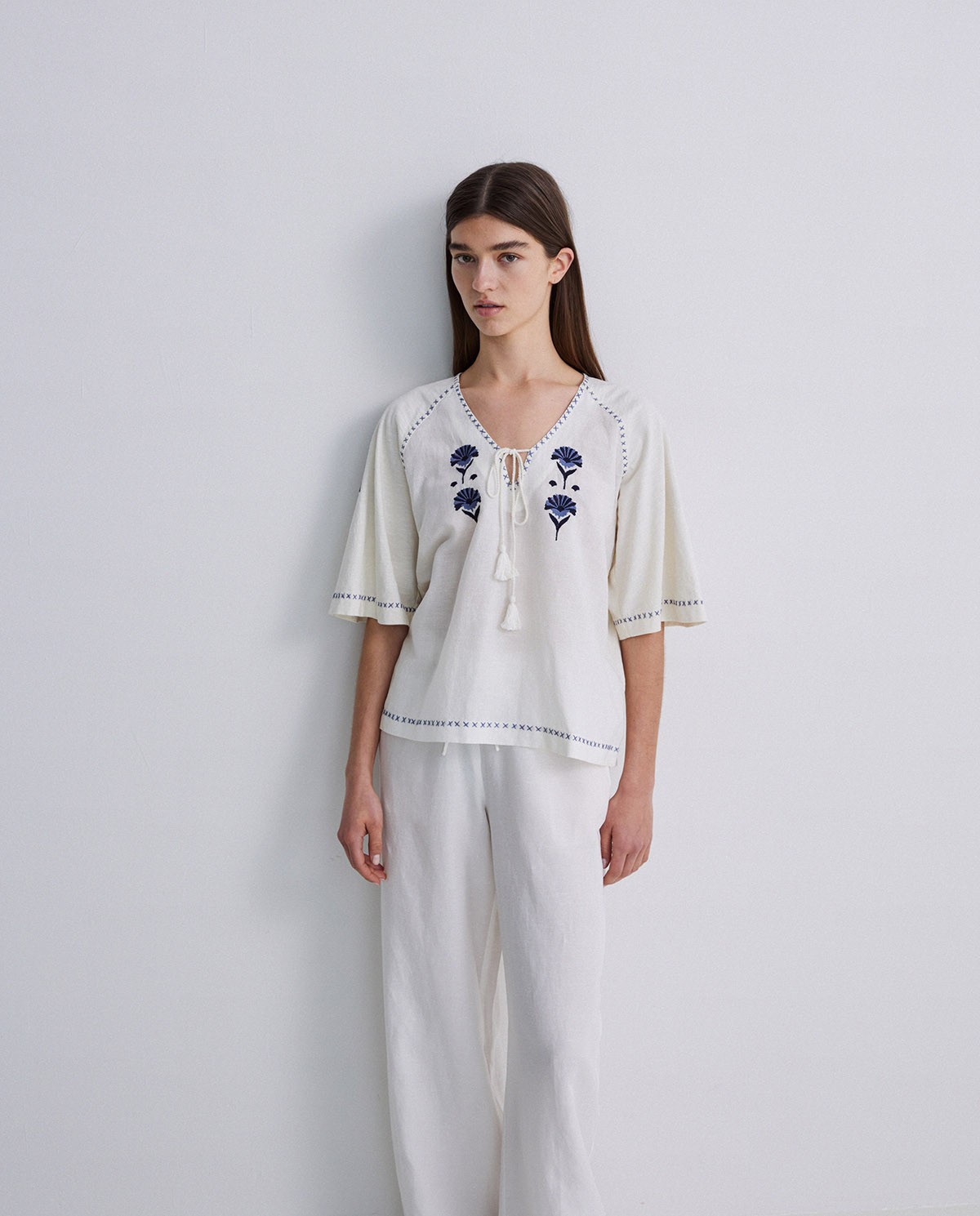 Blusa lino y algodón bordados florales crudo 1