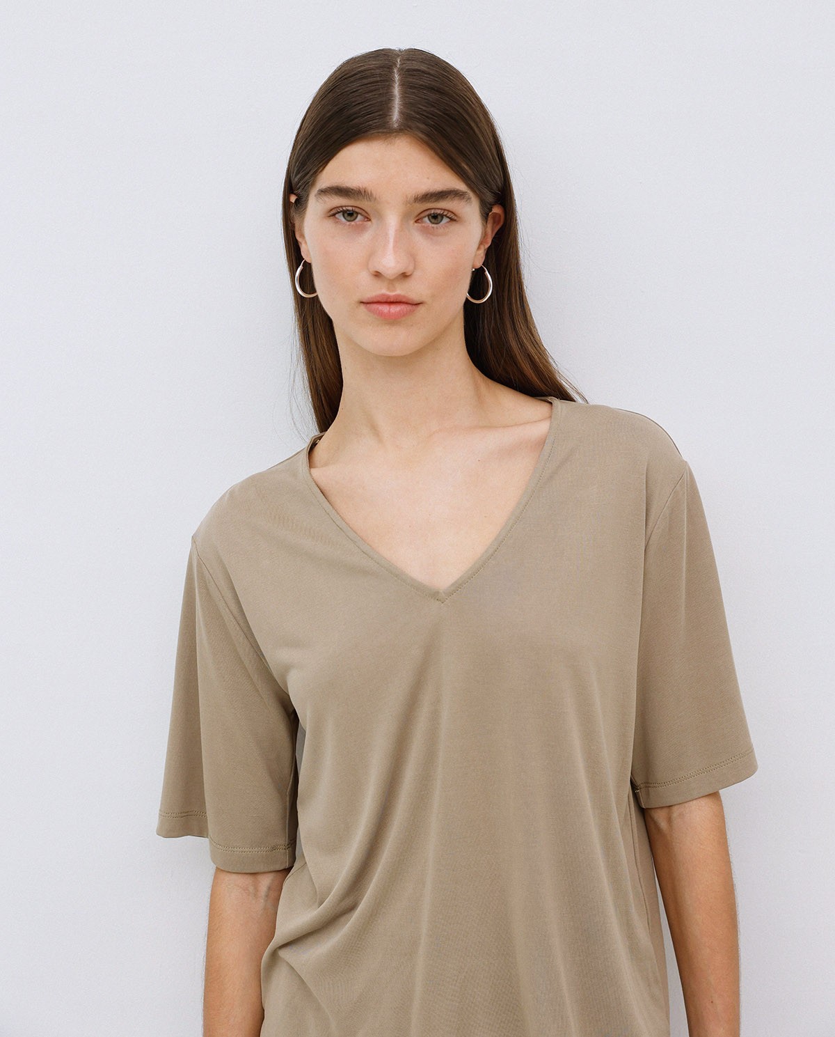 Camiseta holgada escote pico caqui 1