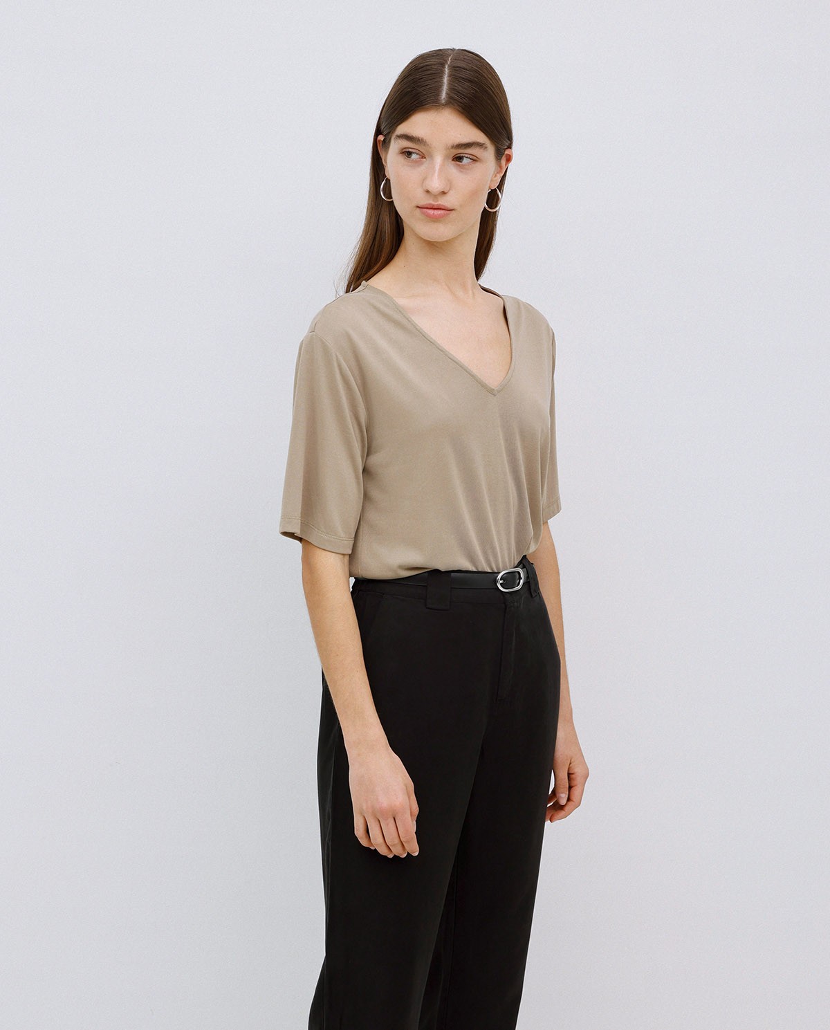 Camiseta holgada escote pico caqui 4