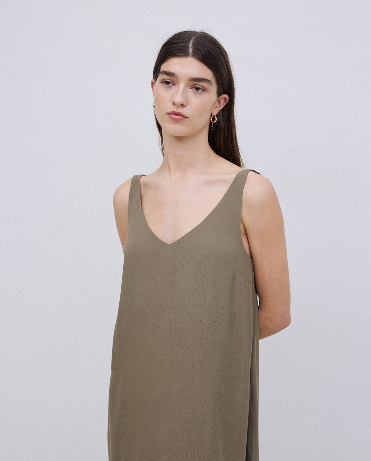 Vestido corto escote pico caqui 1