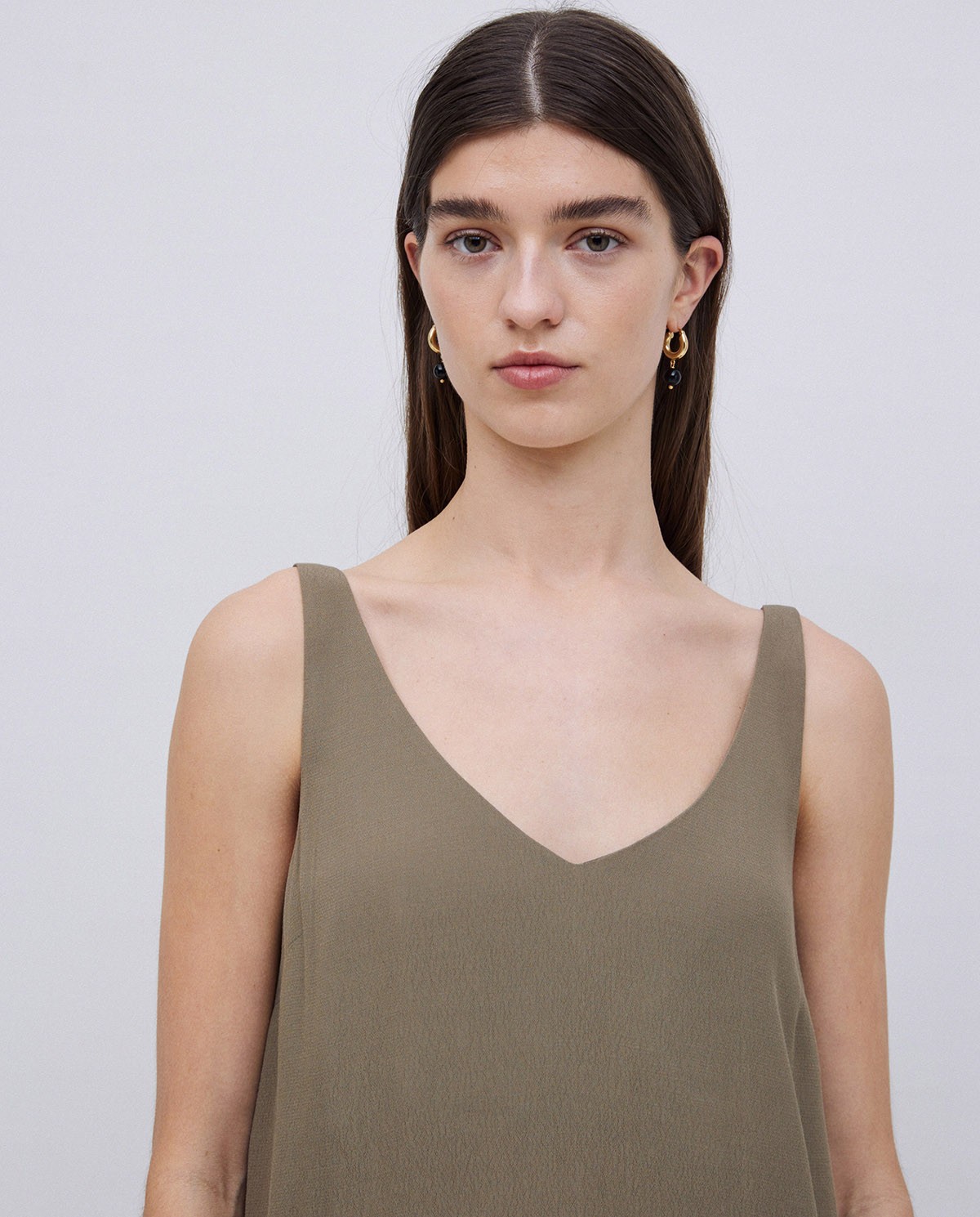 Vestido corto escote pico caqui 3