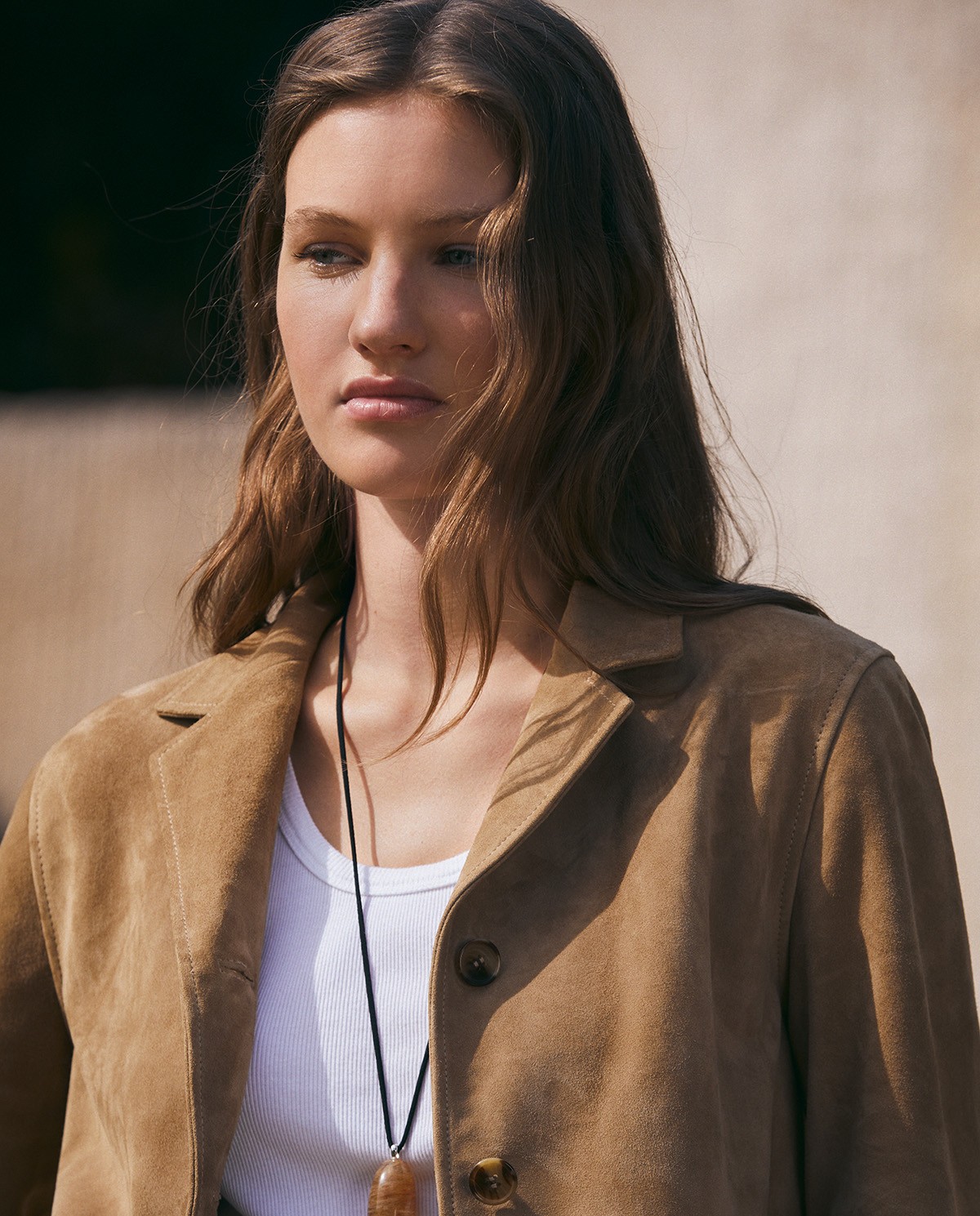 Chaqueta de ante cuello solapa en color camel, vista frontal con detalle del tejido 1