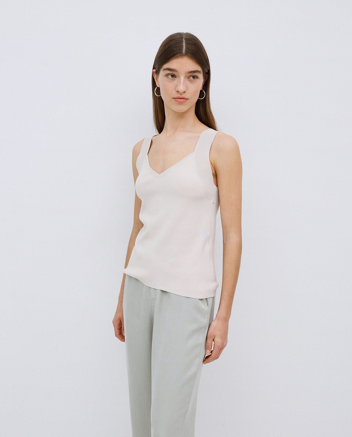 Top escote pico tirantes anchos beige 2