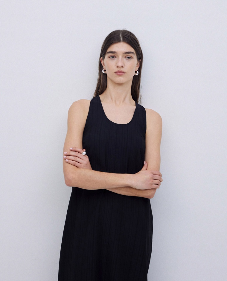 Black long sleeveless dress