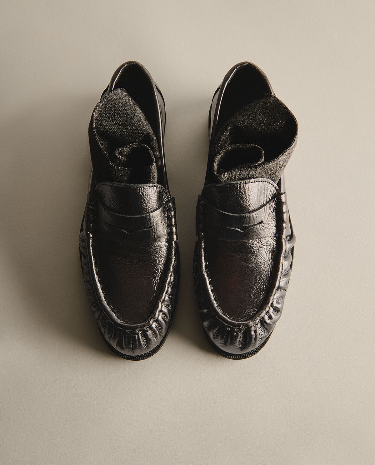 Lead-grey wrinkle-effect leather loafers woman Yerse - Front view