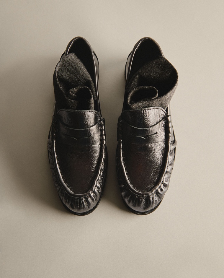 Lead-grey wrinkle-effect leather loafers woman Yerse - Front view